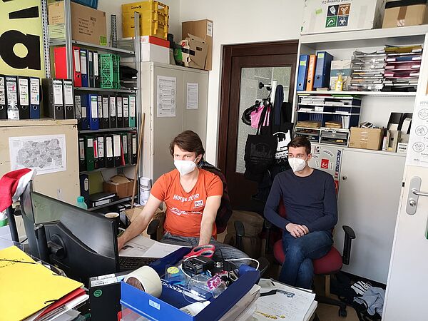 Jonas und Christoph arbeiten im Büro.