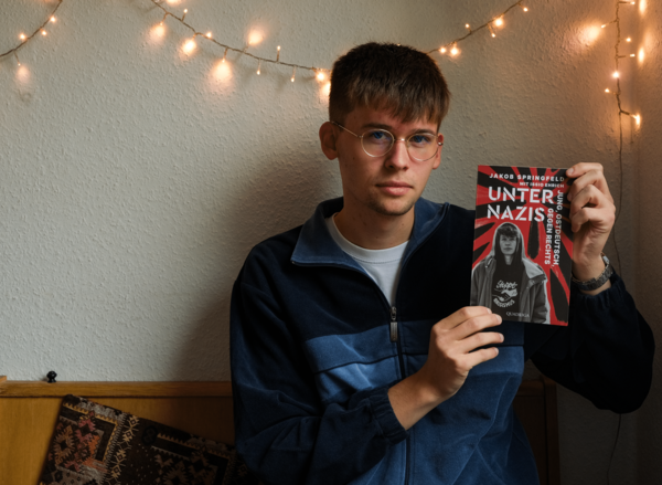 Autor Jakob Springfeld mit seinem Buch „Unter Nazis“