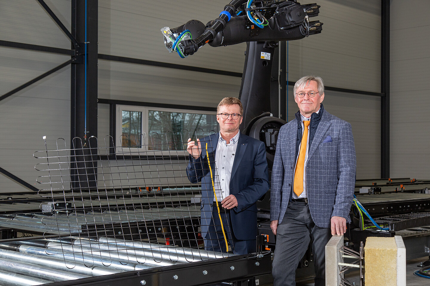 Millionenförderung für Leipziger Carbonbetonforschung Prof. Tilo Heimbold und Prof. Klaus Holschemacher mit einem Carbonbetongelege mit integriertem AS-Interface-Kabel im Carbonbetontechnikum der HTWK Leipzi