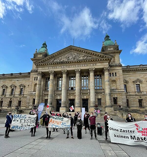 Mitglieder des StuRa (Uni Leipzig / HTWK), fzs und KSS versammelt vor dem Bundesverwaltungsgericht