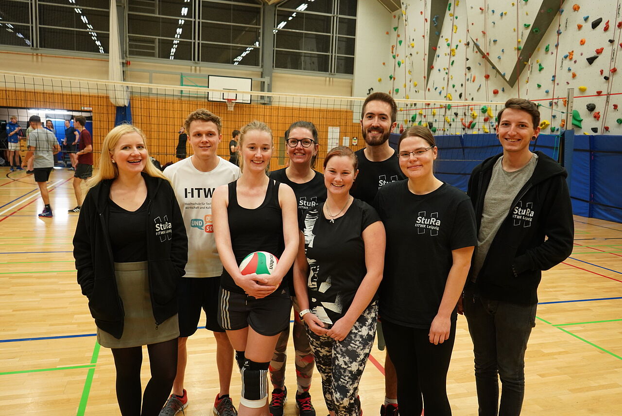 Unser StuRa-Team zum Volleyball-Turnier posiert in der Turnhalle der HTWK Leipzig