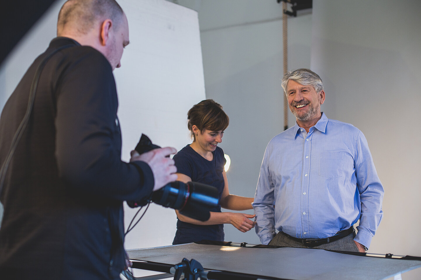 Beim Shooting in Berlin: Norbert Hippler (re.) (Foto: familie redlich AG/Niklas Schader) Beim Fotoshooting in Berlin: Norbert Hippler wird von einer