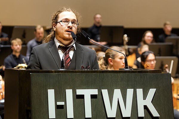 StudierendenRat-Sprecher Michel Manthey bei seiner Rede im Gewandhaus zu Leipzig