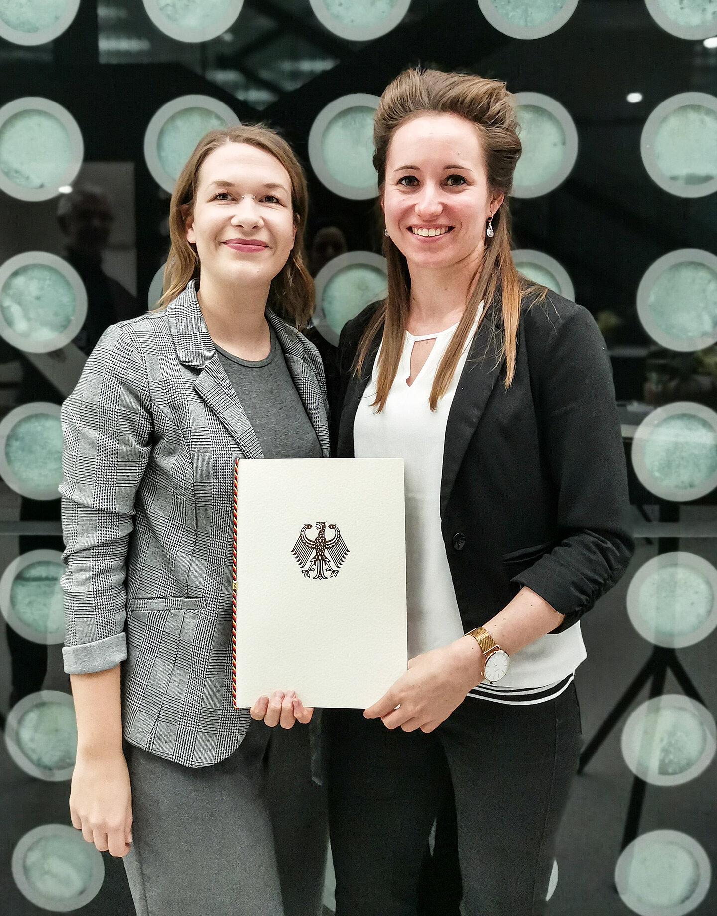 Alexandra Huber und Carolin Lorenz Alexandra Huber und Carolin Lorenz mit der Förderurkunde.