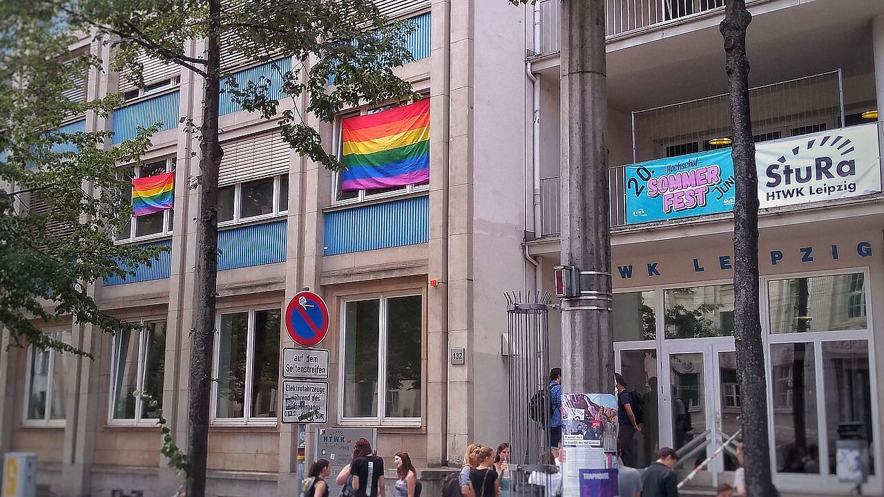 Pride-Flaggen am StuRa-Büro