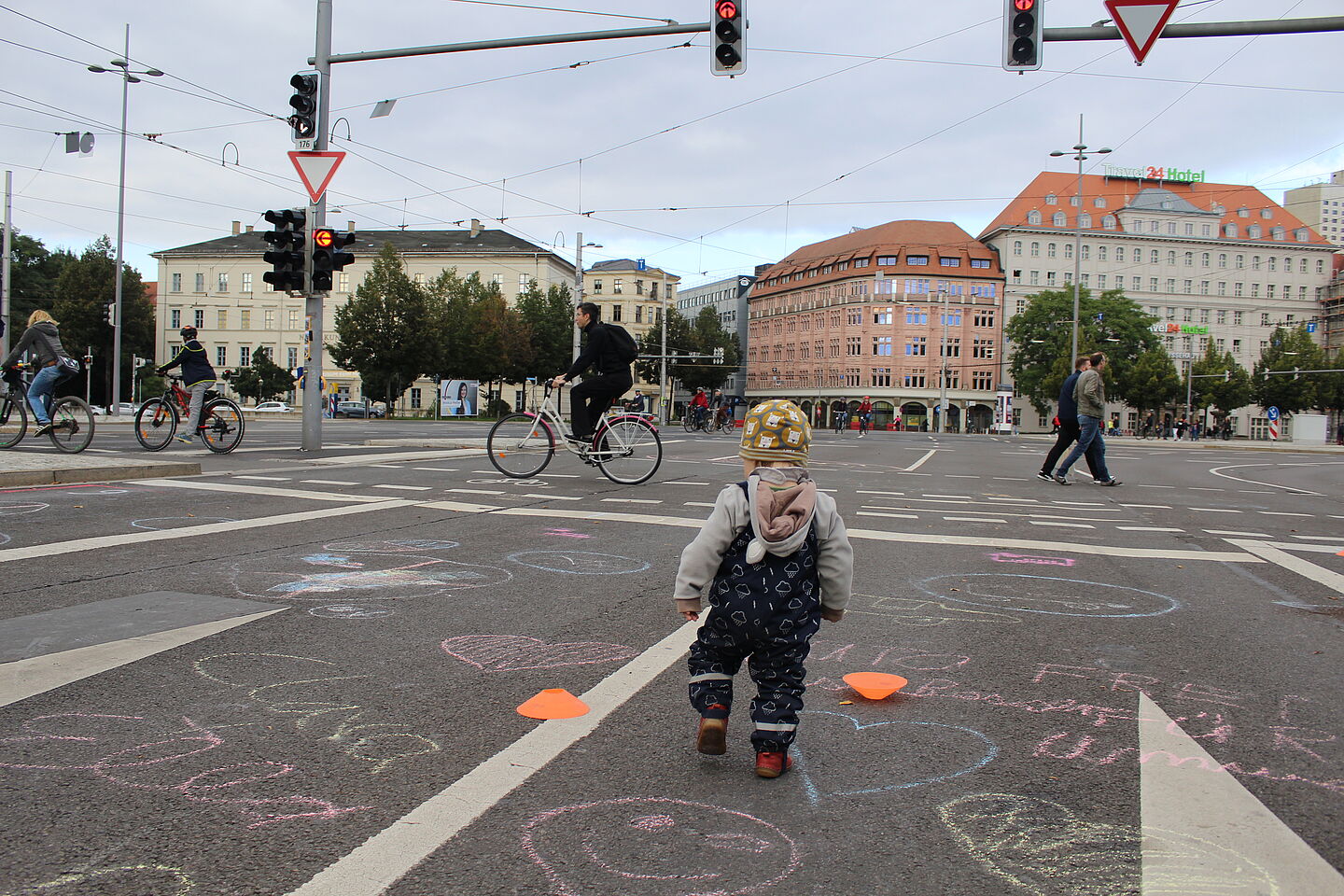 Kleines Kind auf der Straße