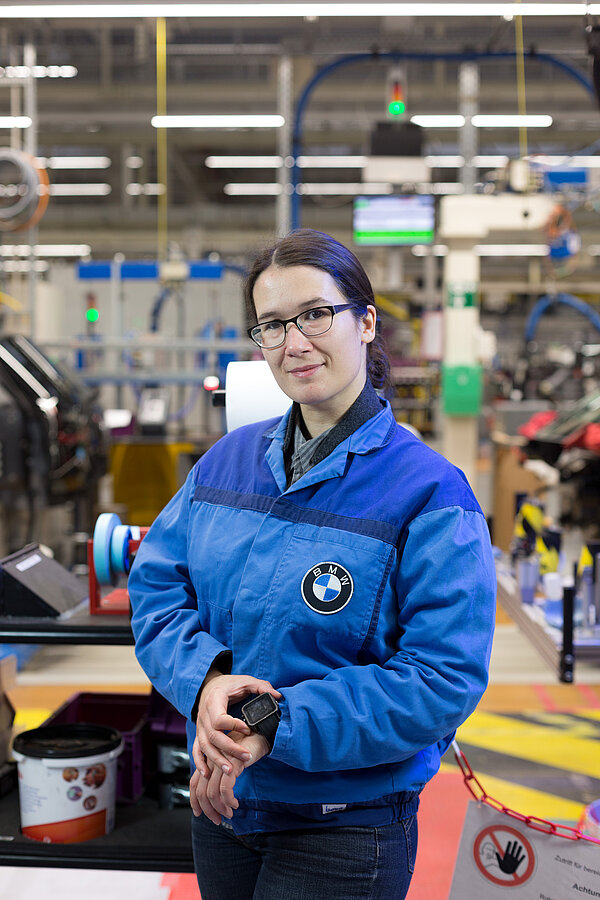 Dr. Nele Drünert Dr. Nele Drünert steht im Leipziger BMW-Werk und zeigt ihre Smartwatch