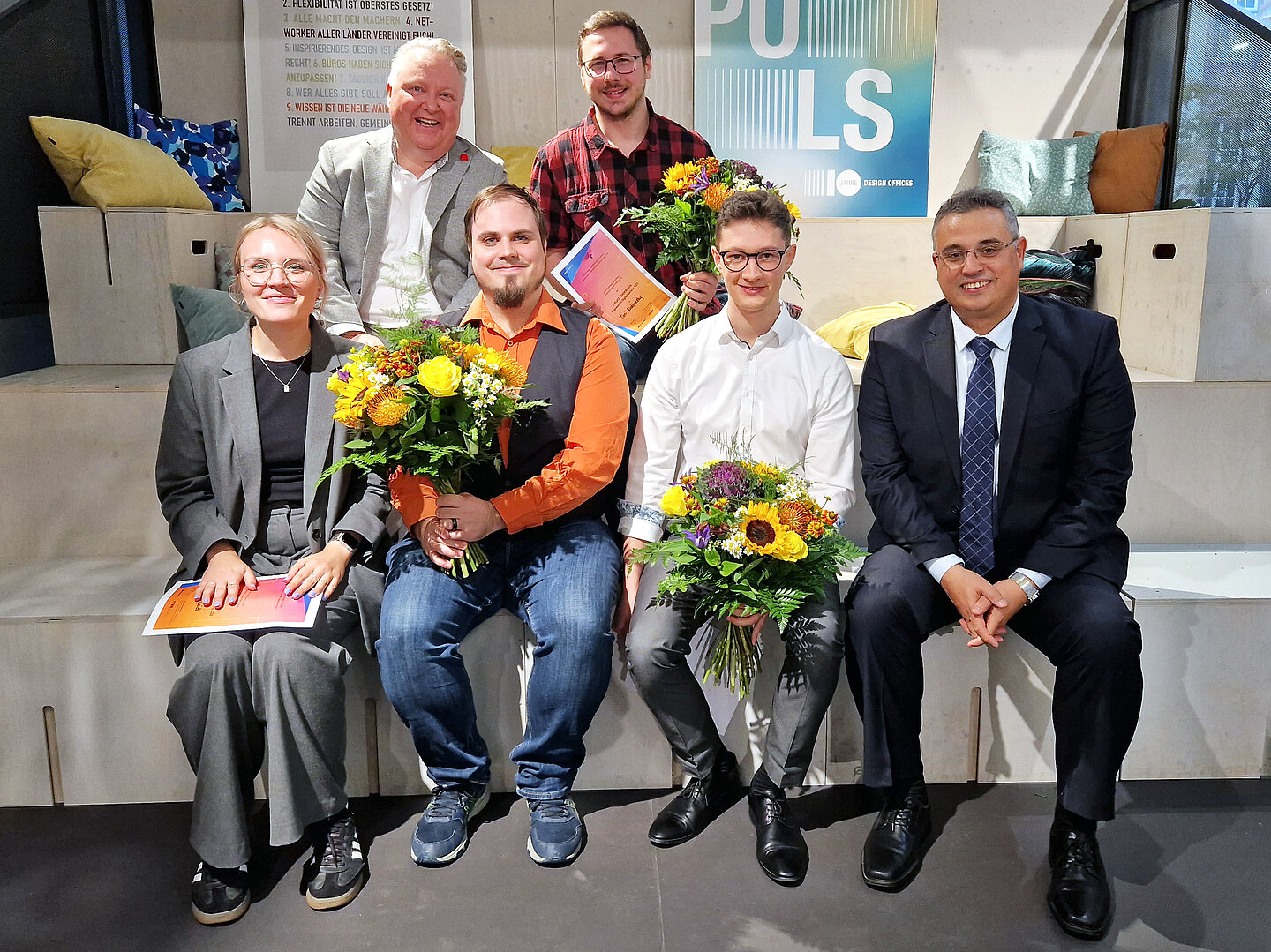Förderpreis für Angewandte Digitalisierung Gruppenfoto mit den Gewinnerinnen und Gewinnern sowie Stifter und Prorektor Forschung, sitzend und stehend