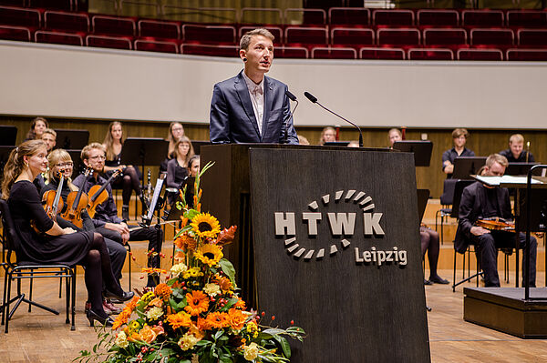 StuRa-Sprecher Nico Zech während seiner Rede zur Feierlichen Immatrikulation im Gewandhaus. (Foto: Robert Weinhold/HTWK Leipzig)