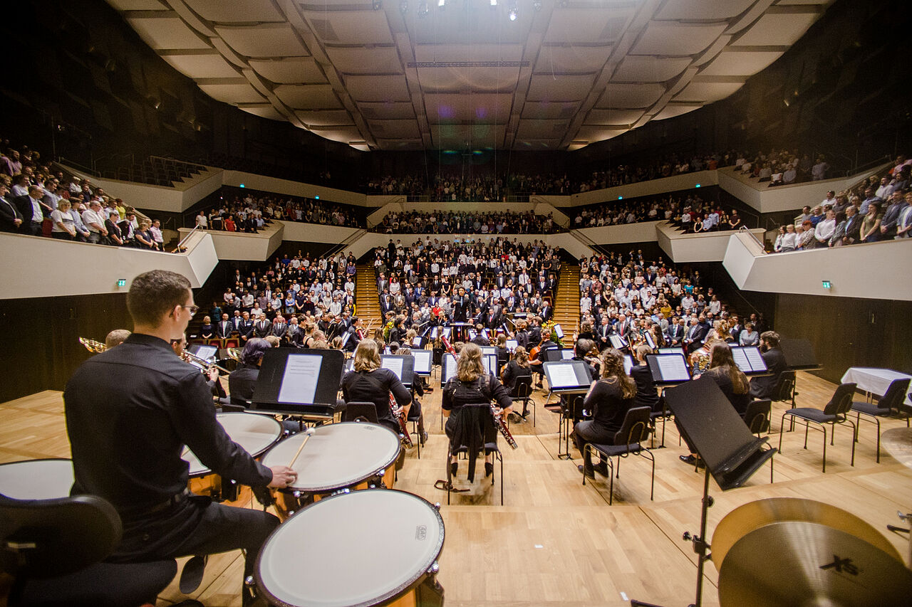 Das HTWK-Orchester spielt während der Feierlichen Immatrikulation im großen Saal des Gewandhauses zu Leipzig.