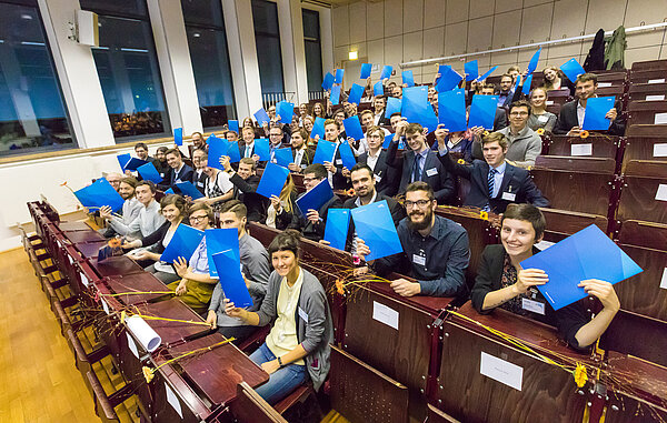 Die Deutschlandstipendiaten der HTWK Leipzig im Jahr 2017. (Foto: Swen Reichhold) Die Deutschlandstipendiaten sitzen in einem Hörsaal der HTWK Leipzig.