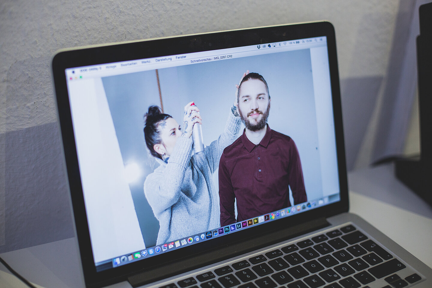Passt schon: Wladimir Sawin, HTWK-Model und Deutschlandstipendiat. (Foto: familie redlich AG/Niklas Schader) Nahaufname eines Laptops, auf dem ein Sawin-Bild aus dem Shooting als Vorschaudatei angezeigt wird.
