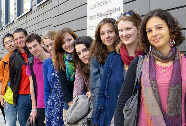 ERASMUS+ Studierende an der HTWK Leipzig Eine Gruppe von Austauschstudierender steht vor einem Gebäude der HTWK Leipzig