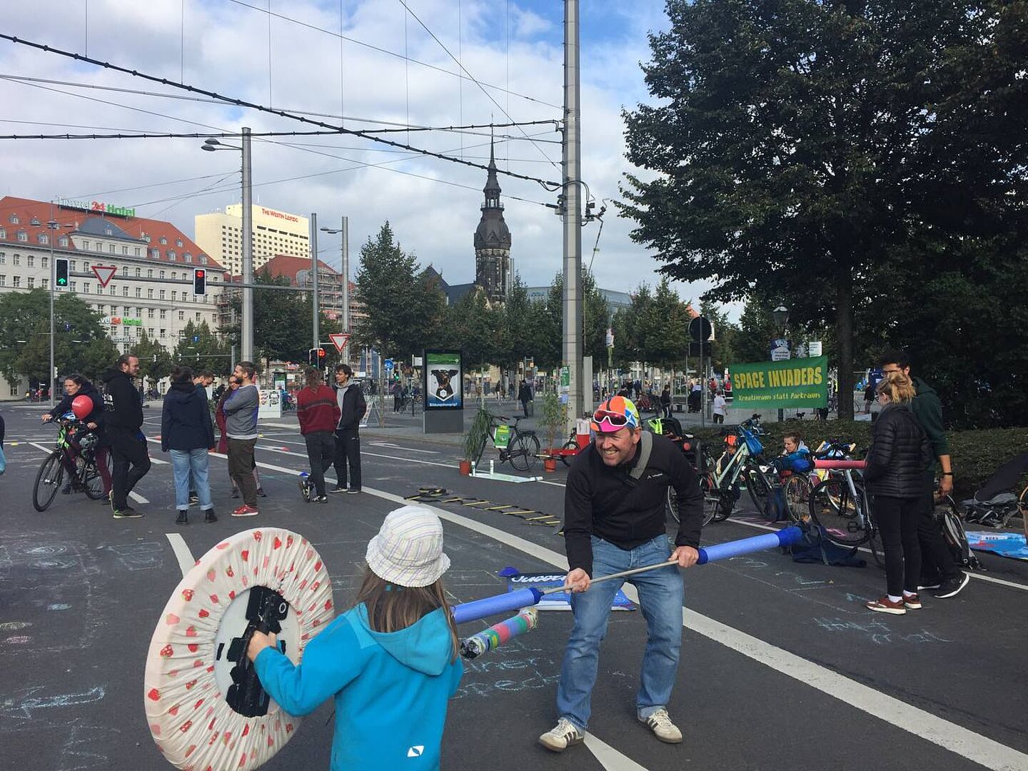 Mann und Kind spielen auf der Straße