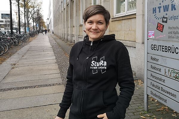 Portraitfoto von Barbara Kühne, Büromitarbeiterin des StudierendenRates der HTWK Leipzig