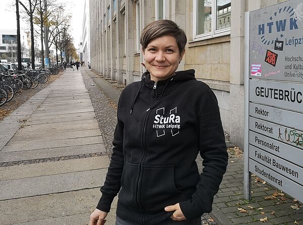 Portraitfoto von Barbara Kühne, Büromitarbeiterin des StudierendenRates der HTWK Leipzig