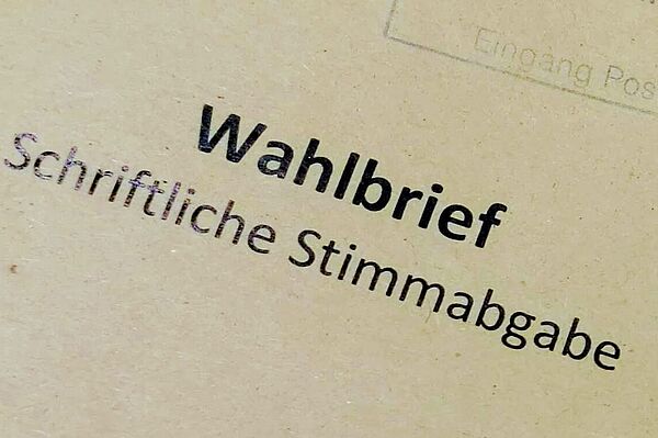 Braunfarbene Wahlbriefe zur Wahl der Fakultät Digitale Transformation, adressiert an das Büro des Wahlleiters