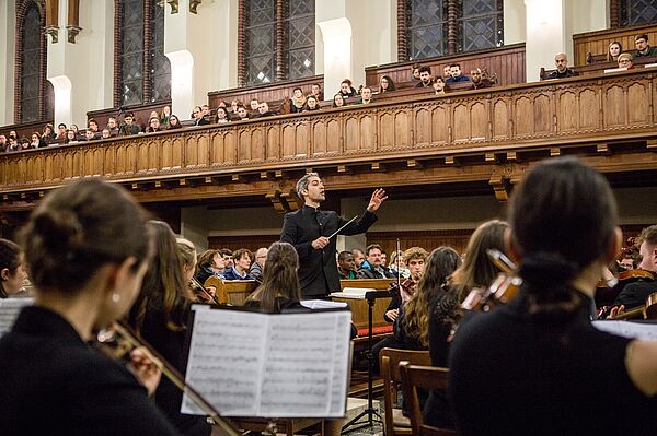 Manuel Durao und das HTWK Orchester. (Foto: Robert Weinhold/HTWK Leipzig)