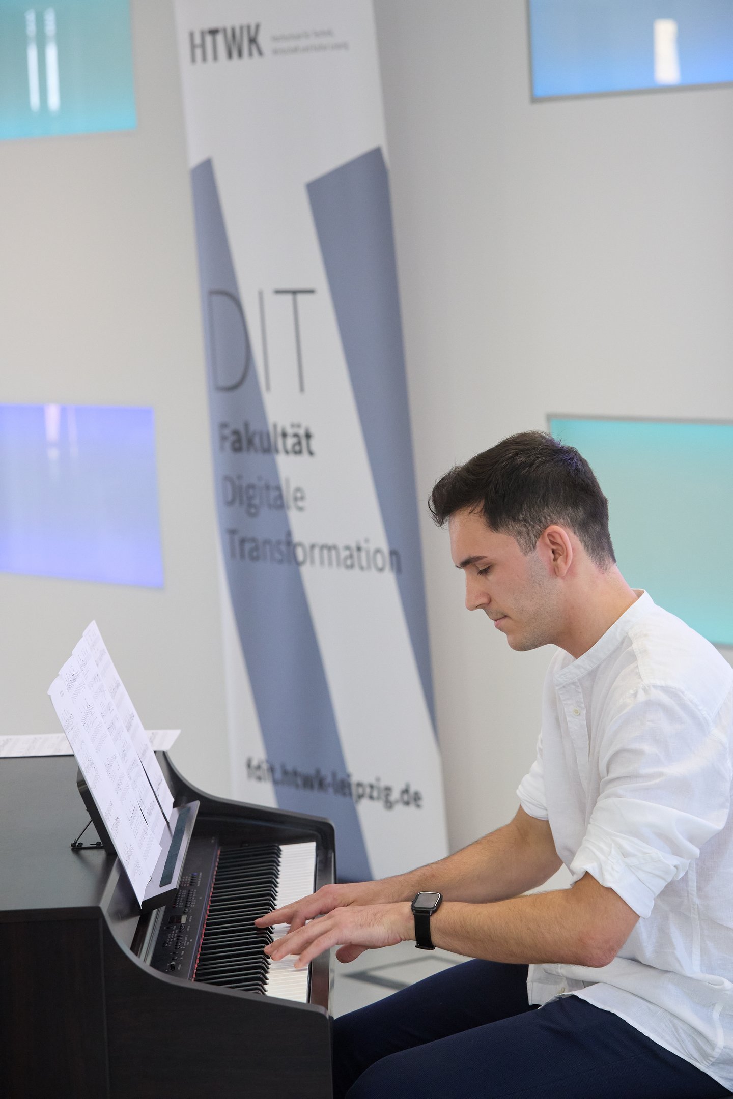 Noah Schlotterbeck junger Mann am Klavier