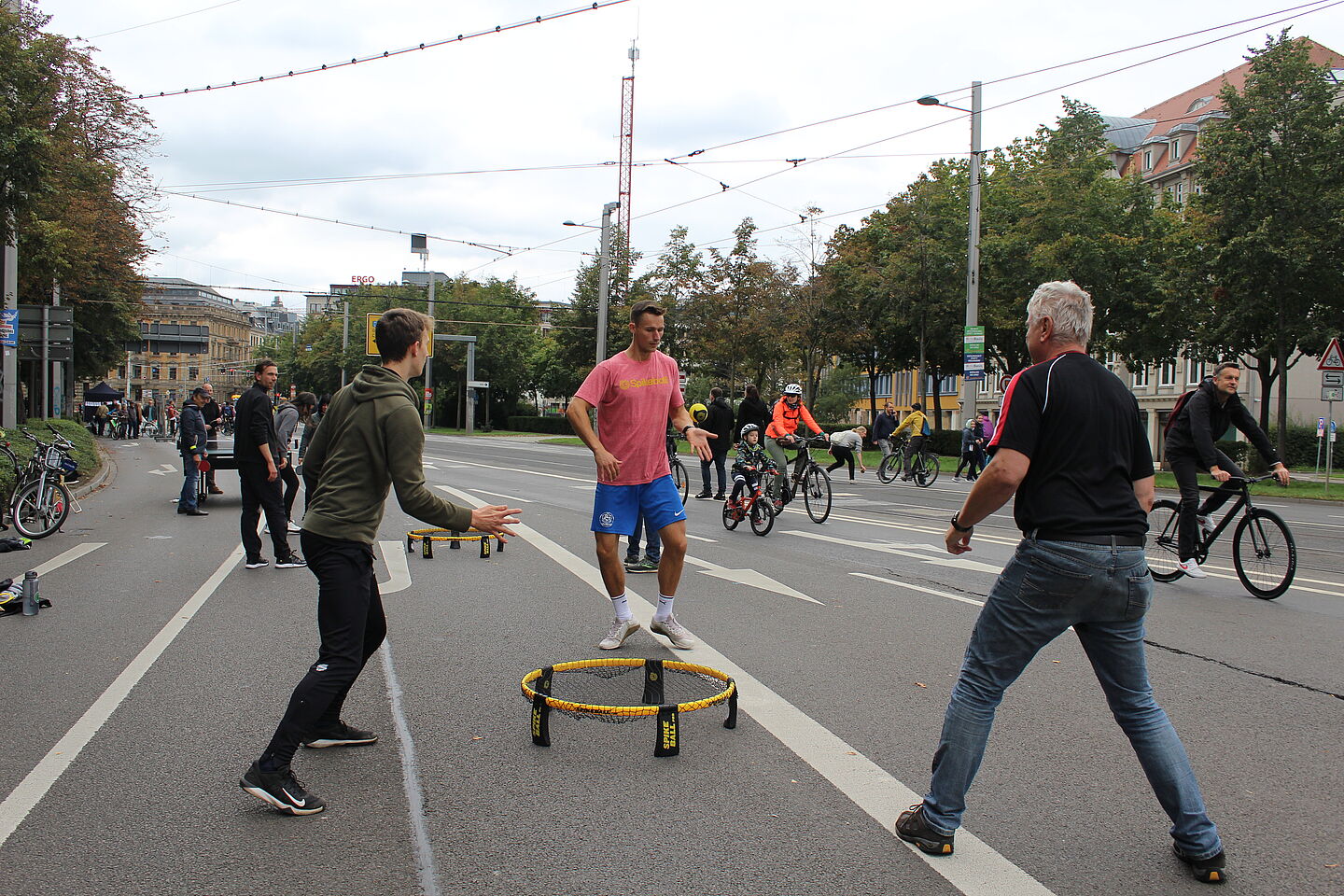 Drei Menschen spielen Spikeball