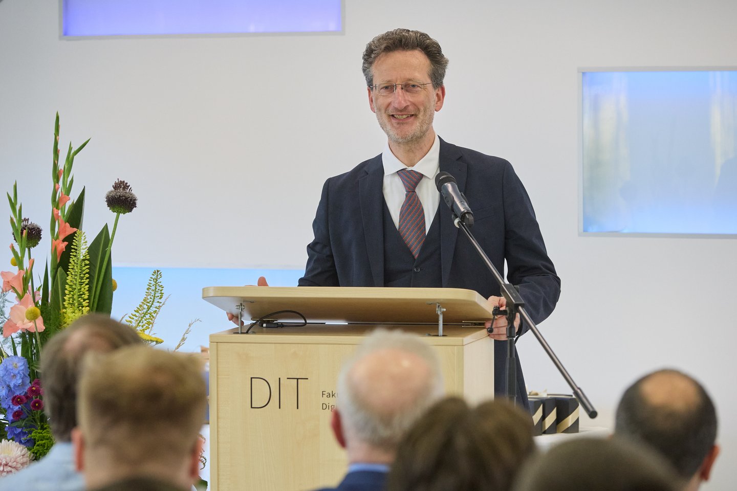 Prof. Jean-Alexander Müller Rektor Prof. Jean-Alexander Müller hält Grußwort