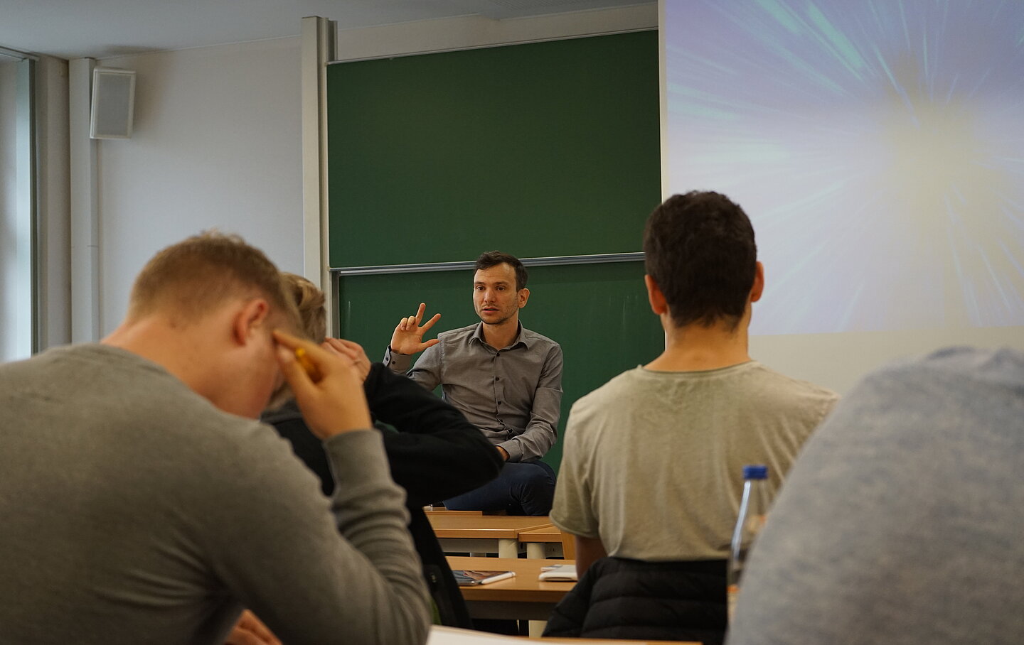 Setzt auf Voting-Systeme in seinen Seminaren: Dozent Dr. Volker Gruhne vor angehenden Wirtschaftsingenieuren (Foto: Reinhard Franke) Lehrsituation im Seminarraum mit Dr. Volker Gruhne
