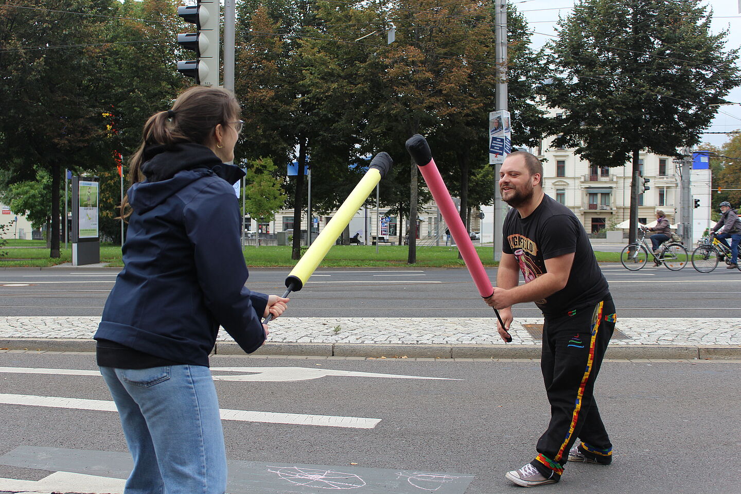 Zwei Menschen spielen gegeneinander