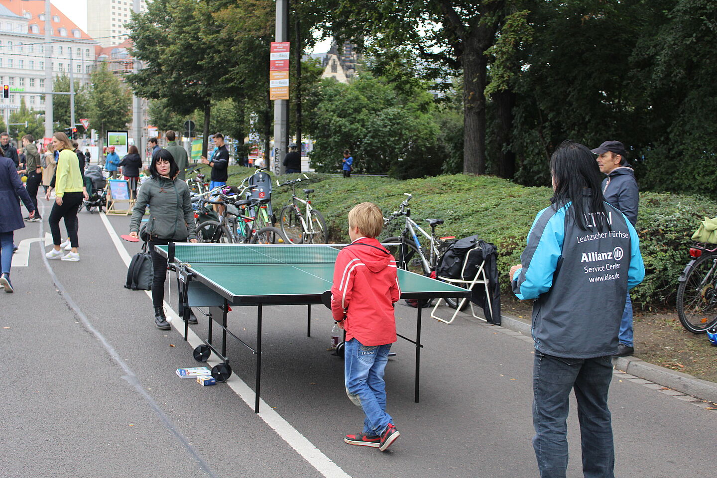 Frau und Kind spielen Tischtennis