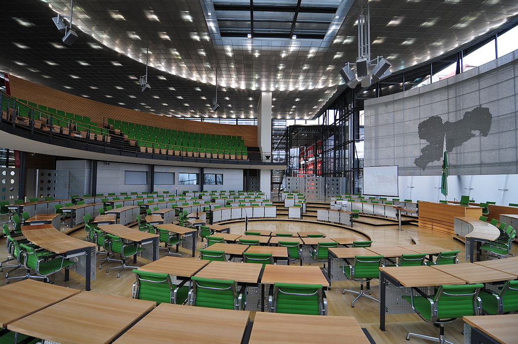 Plenarsaal des Sächsischen Landtags mit Blick auf Präsidium